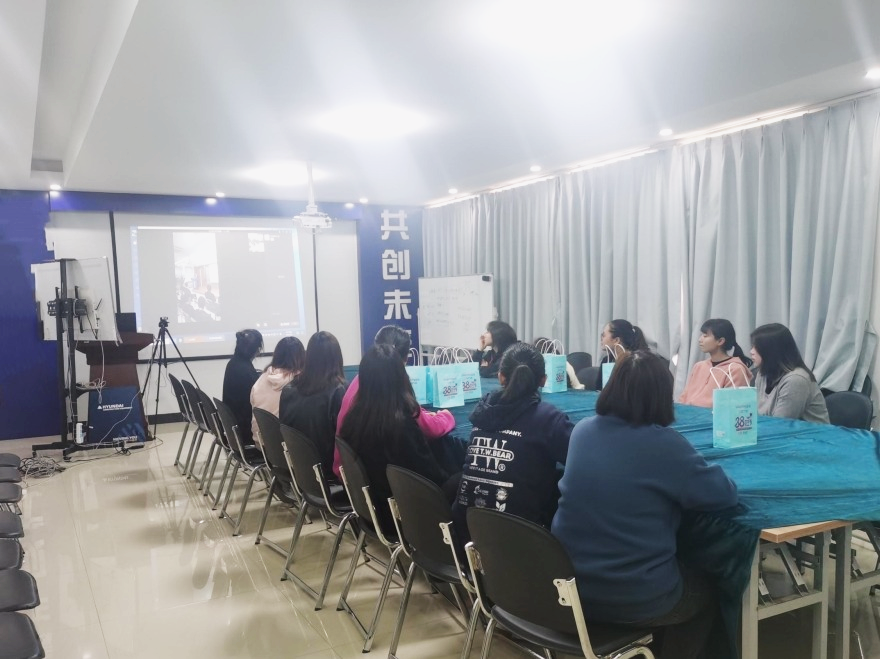 知禮儀 塑形象 打造職業(yè)女性新標桿